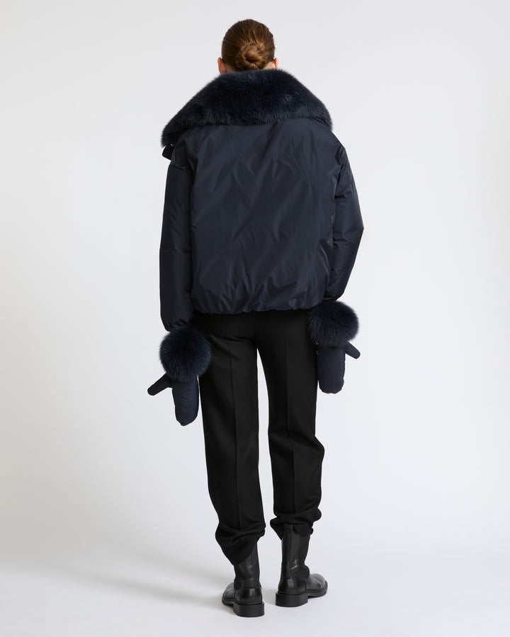 Doudoune courte en tissu technique et col amovible en fourrure de renard- Yves Salomon - Nouvelle collection Automne Hiver
