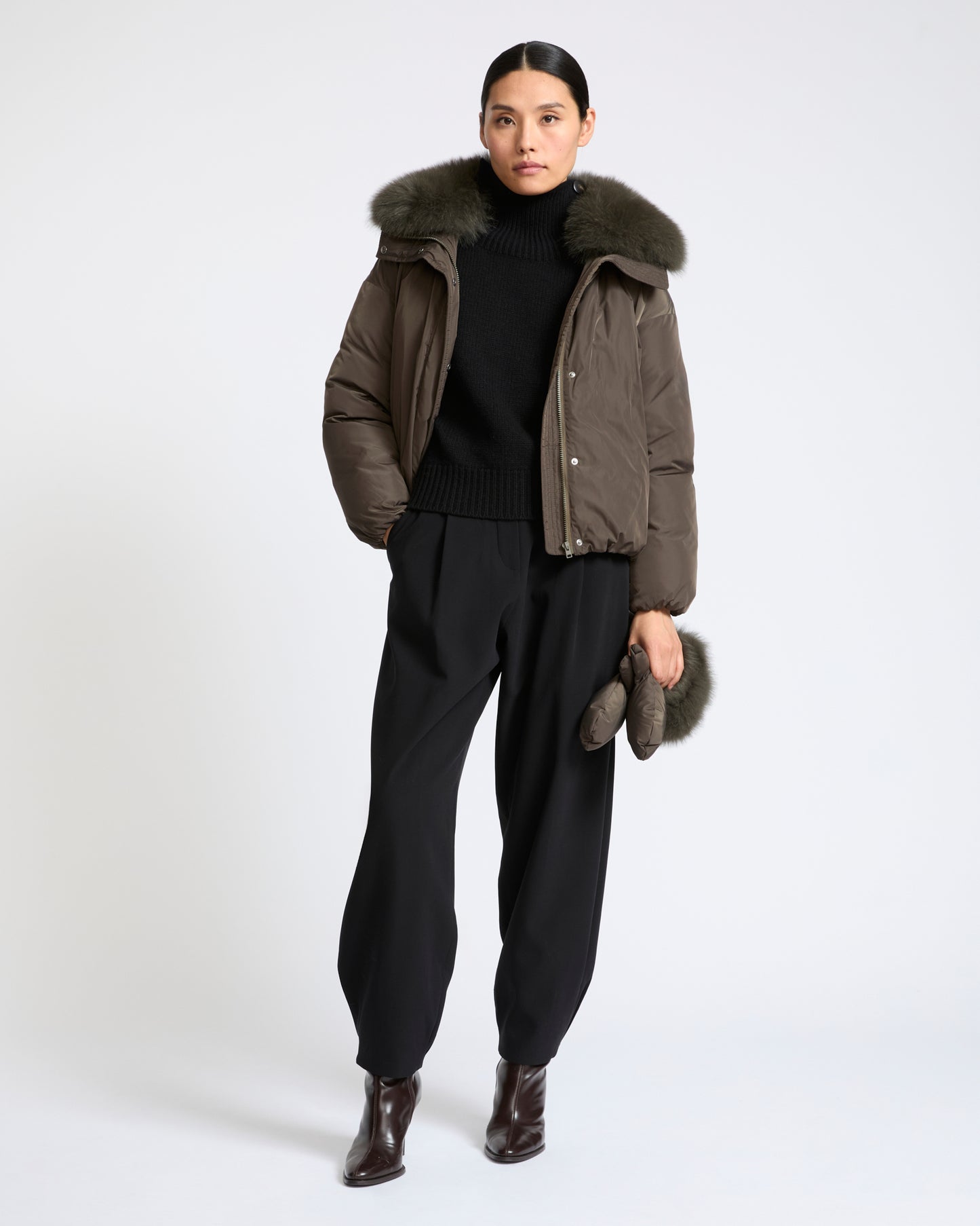 Doudoune courte en tissu technique et col amovible en fourrure de renard- Yves Salomon - Nouvelle collection Automne Hiver