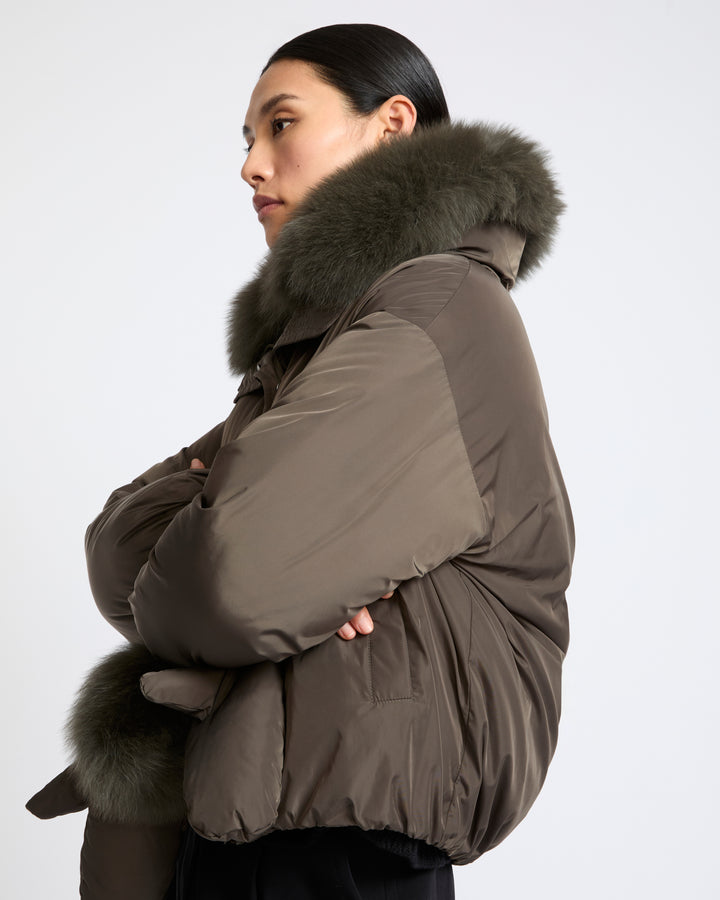 Doudoune courte en tissu technique et col amovible en fourrure de renard- Yves Salomon - Nouvelle collection Automne Hiver