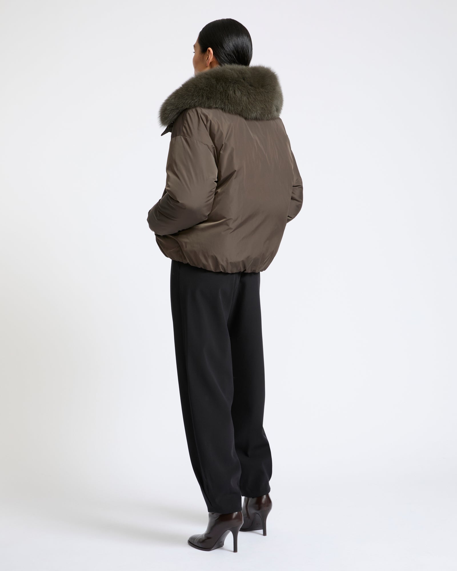 Doudoune courte en tissu technique et col amovible en fourrure de renard- Yves Salomon - Nouvelle collection Automne Hiver