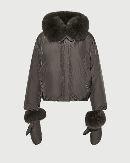 Doudoune courte en tissu technique et col amovible en fourrure de renard- Yves Salomon - Nouvelle collection Automne Hiver