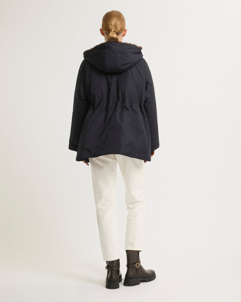 Parka esprit cape en tissu technique et fourrure de vison long poil