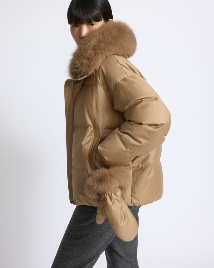 Doudoune courte en tissu Loro Piana avec col amovible en fourrure de renard et moufles - Yves Salomon - Nouvelle collection Automne Hiver