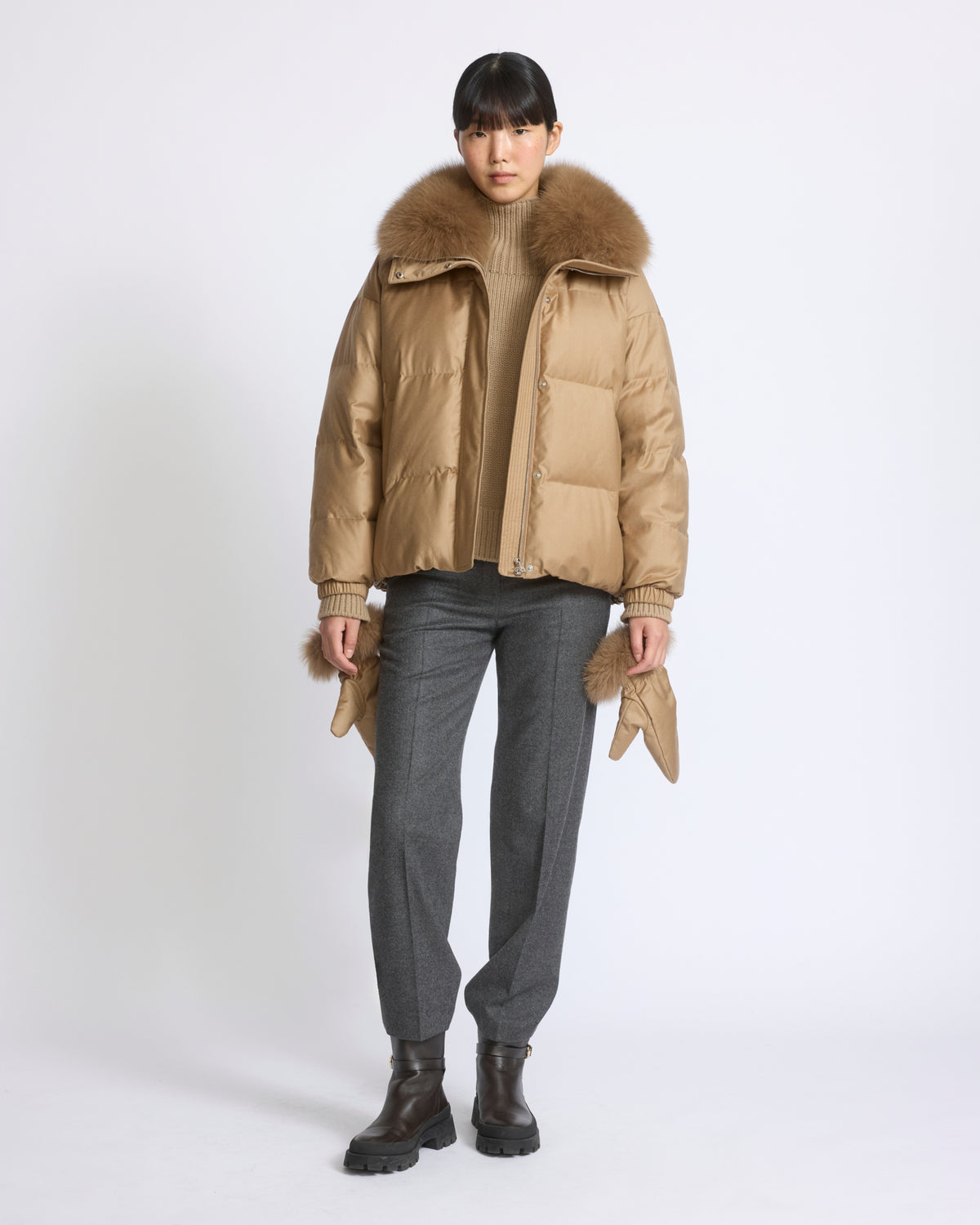 Doudoune courte en tissu Loro Piana avec col amovible en fourrure de renard et moufles - Yves Salomon - Nouvelle collection Automne Hiver