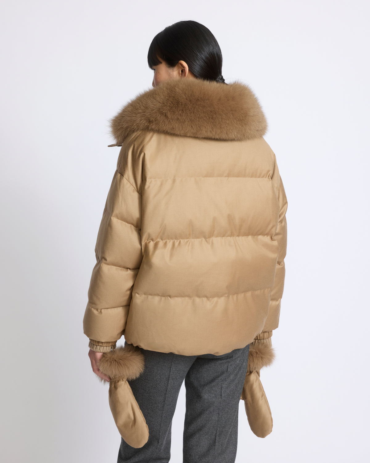Doudoune courte en tissu Loro Piana avec col amovible en fourrure de renard et moufles - Yves Salomon - Nouvelle collection Automne Hiver