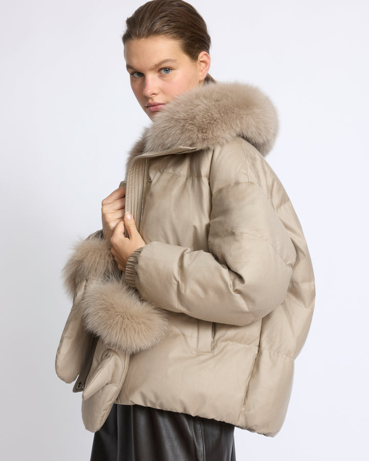 Doudoune courte en tissu Loro Piana avec col amovible en fourrure de renard et moufles - Yves Salomon - Nouvelle collection Automne Hiver