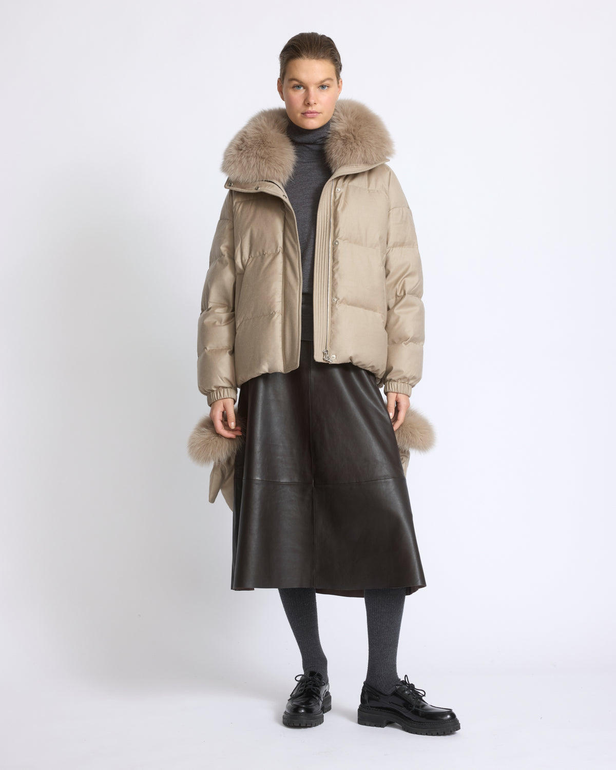 Doudoune courte en tissu Loro Piana avec col amovible en fourrure de renard et moufles - Yves Salomon - Nouvelle collection Automne Hiver
