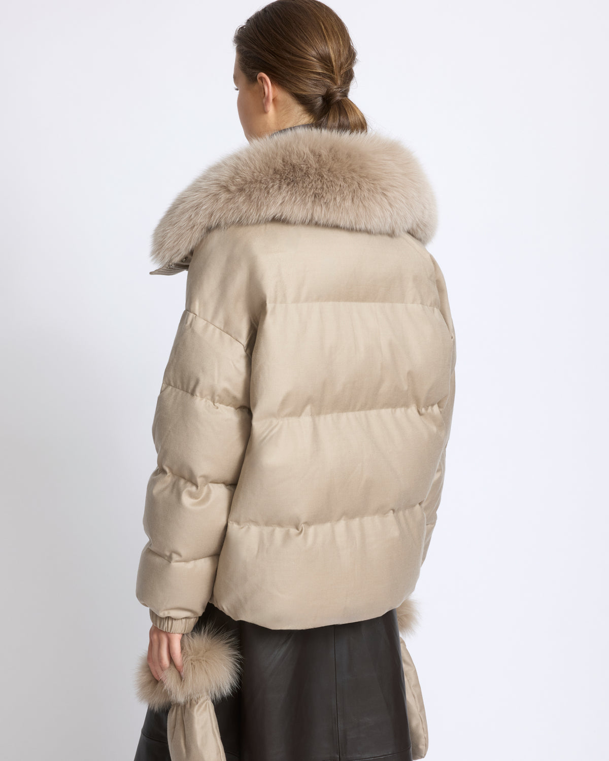 Doudoune courte en tissu Loro Piana avec col amovible en fourrure de renard et moufles - Yves Salomon - Nouvelle collection Automne Hiver