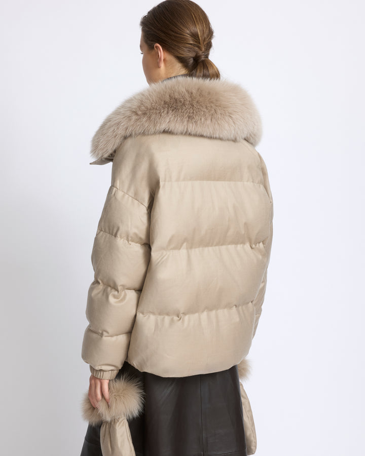 Doudoune courte en tissu Loro Piana avec col amovible en fourrure de renard et moufles - Yves Salomon - Nouvelle collection Automne Hiver