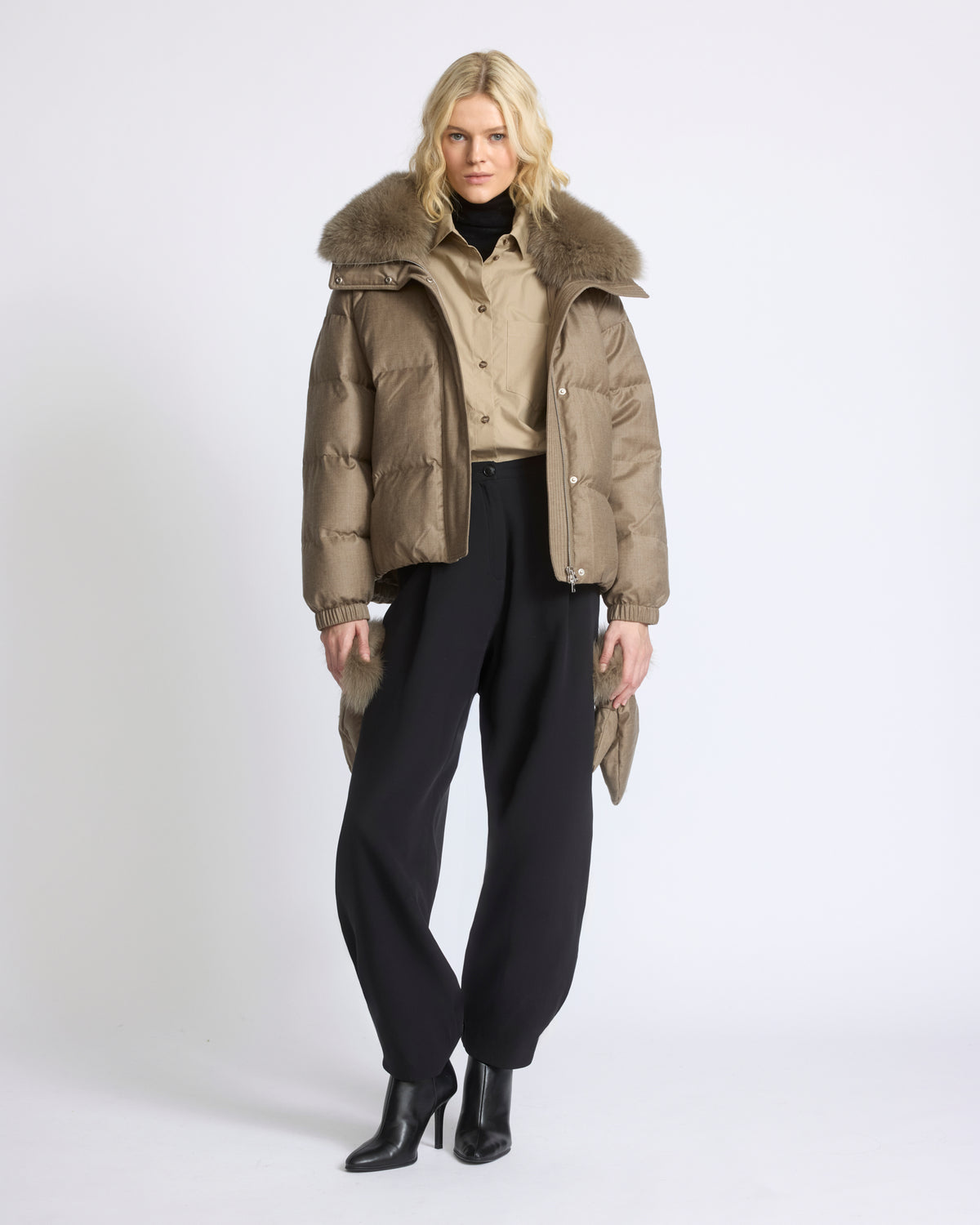 Doudoune courte en tissu Loro Piana avec col amovible en fourrure de renard et moufles - Yves Salomon - Nouvelle collection Automne Hiver