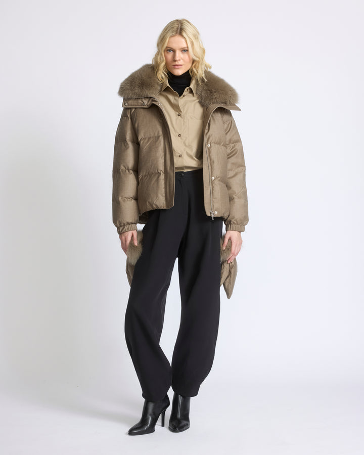 Doudoune courte en tissu Loro Piana avec col amovible en fourrure de renard et moufles - Yves Salomon - Nouvelle collection Automne Hiver