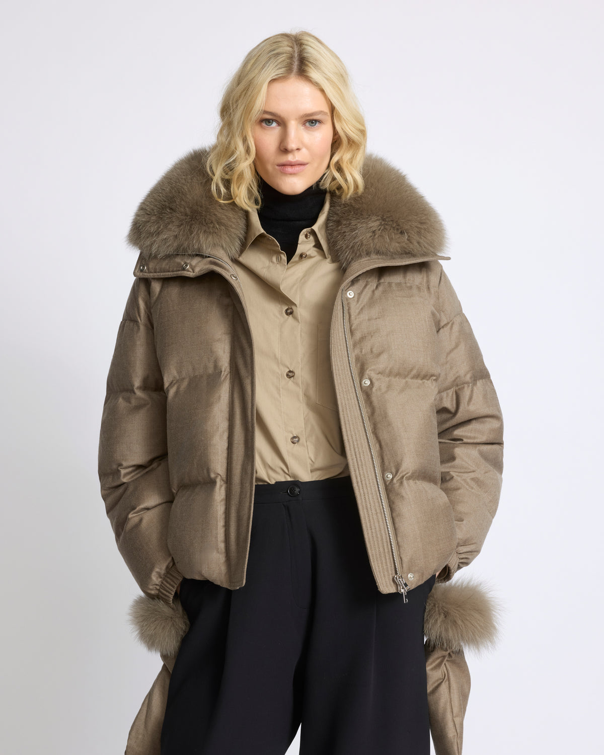 Doudoune courte en tissu Loro Piana avec col amovible en fourrure de renard et moufles - Yves Salomon - Nouvelle collection Automne Hiver