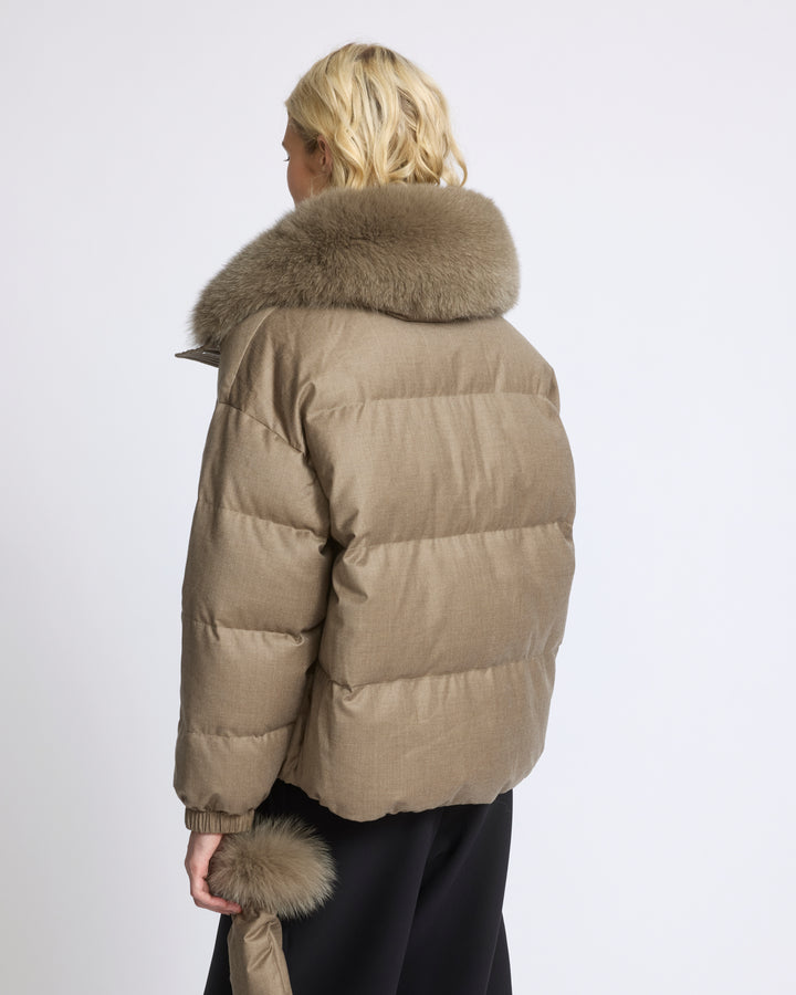 Doudoune courte en tissu Loro Piana avec col amovible en fourrure de renard et moufles - Yves Salomon - Nouvelle collection Automne Hiver