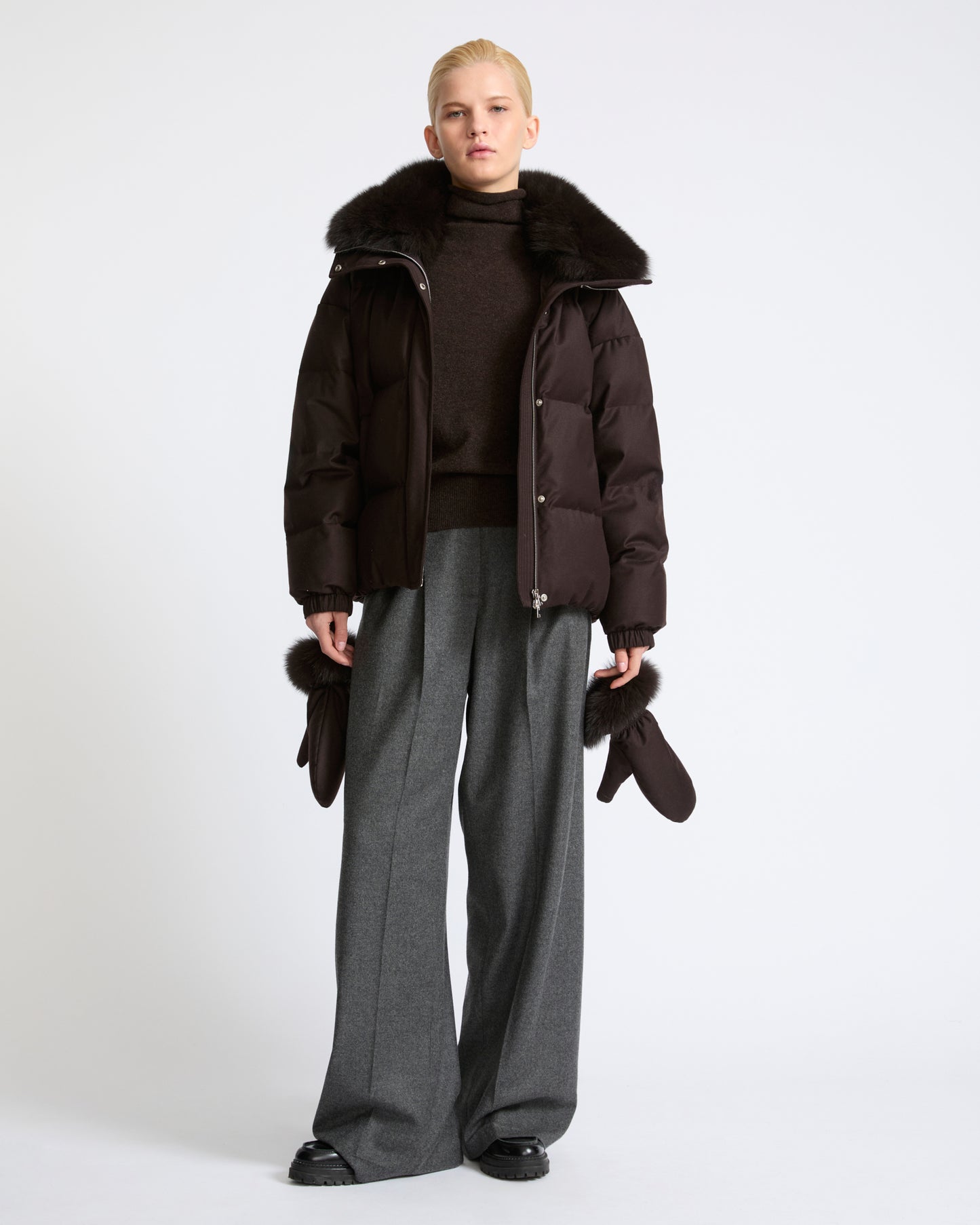 Doudoune courte en tissu Loro Piana avec col amovible en fourrure de renard et moufles- Yves Salomon - Nouvelle collection Automne Hiver