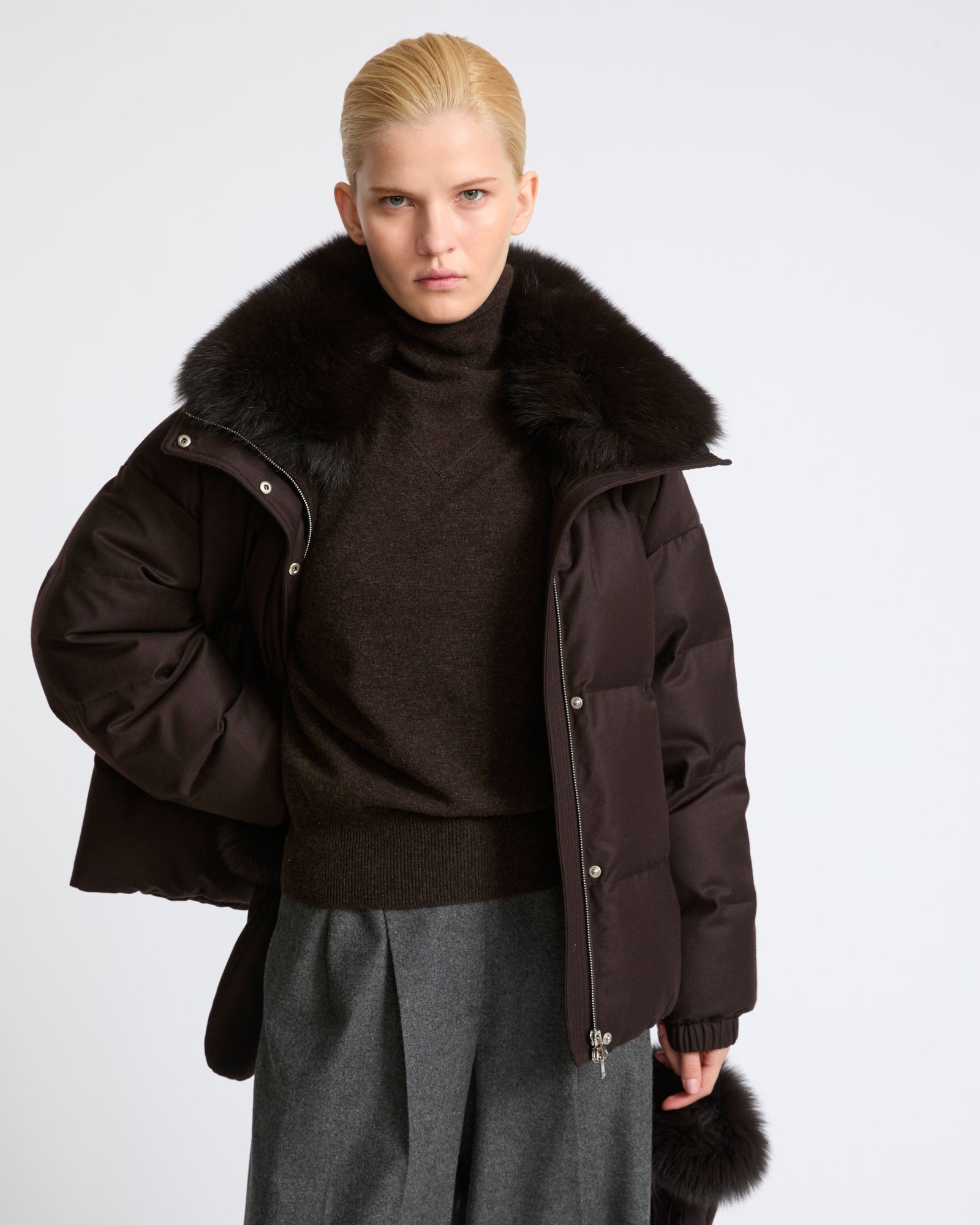 Doudoune courte en tissu Loro Piana avec col amovible en fourrure de renard et moufles- Yves Salomon - Nouvelle collection Automne Hiver