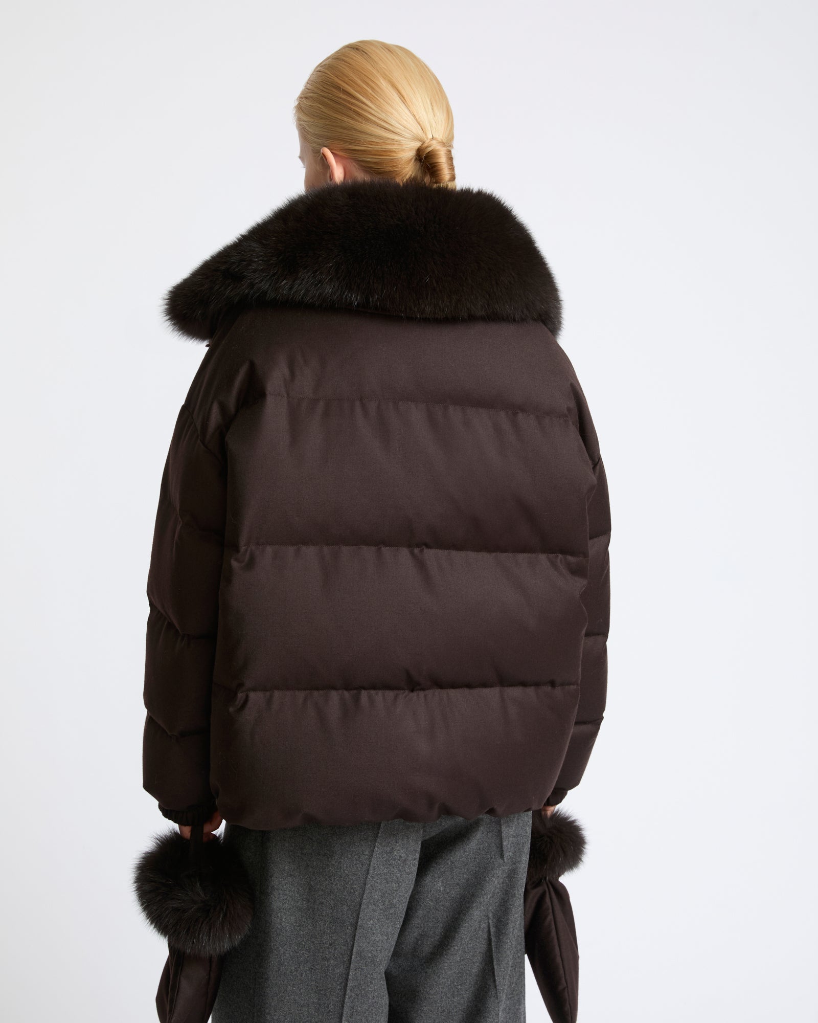 Doudoune courte en tissu Loro Piana avec col amovible en fourrure de renard et moufles- Yves Salomon - Nouvelle collection Automne Hiver