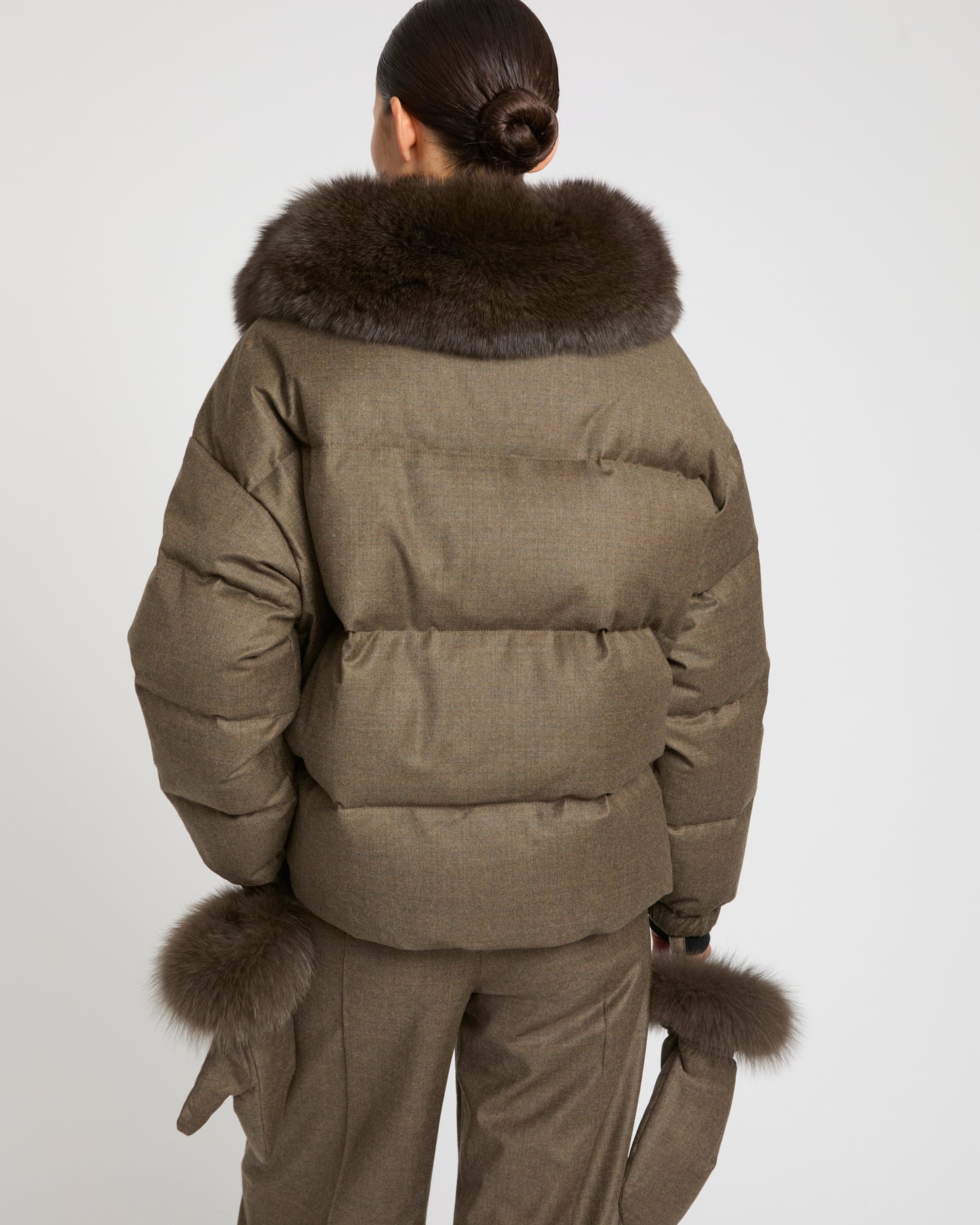 Short down jacket with detachable fox fur collar and mittens