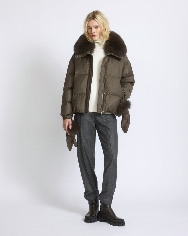 Doudoune courte en tissu Loro Piana avec col amovible en fourrure de renard et moufles - Yves Salomon - Nouvelle collection Automne Hiver