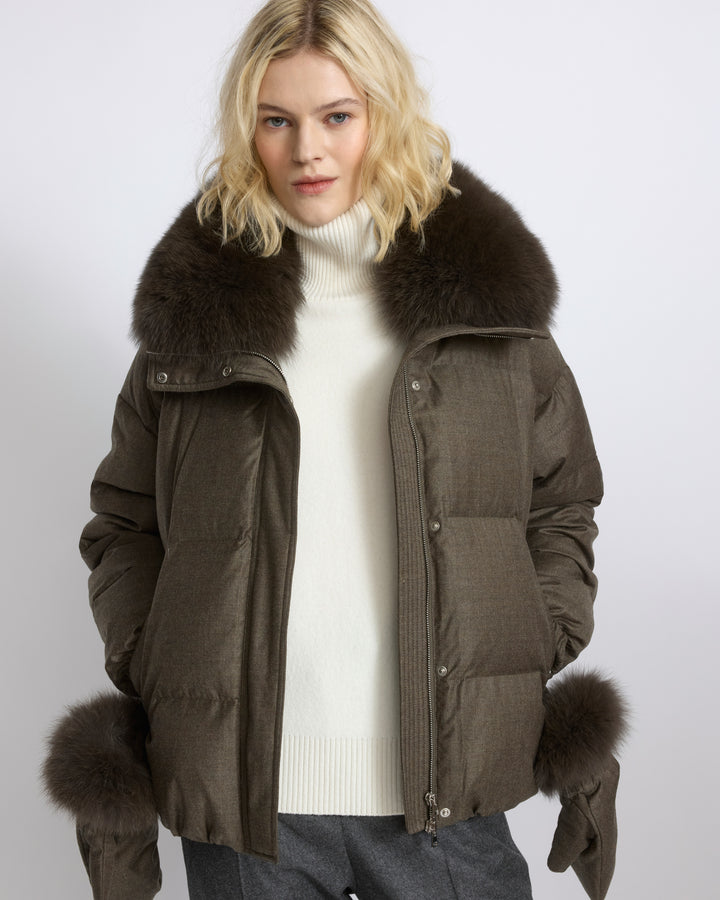 Doudoune courte en tissu Loro Piana avec col amovible en fourrure de renard et moufles - Yves Salomon - Nouvelle collection Automne Hiver
