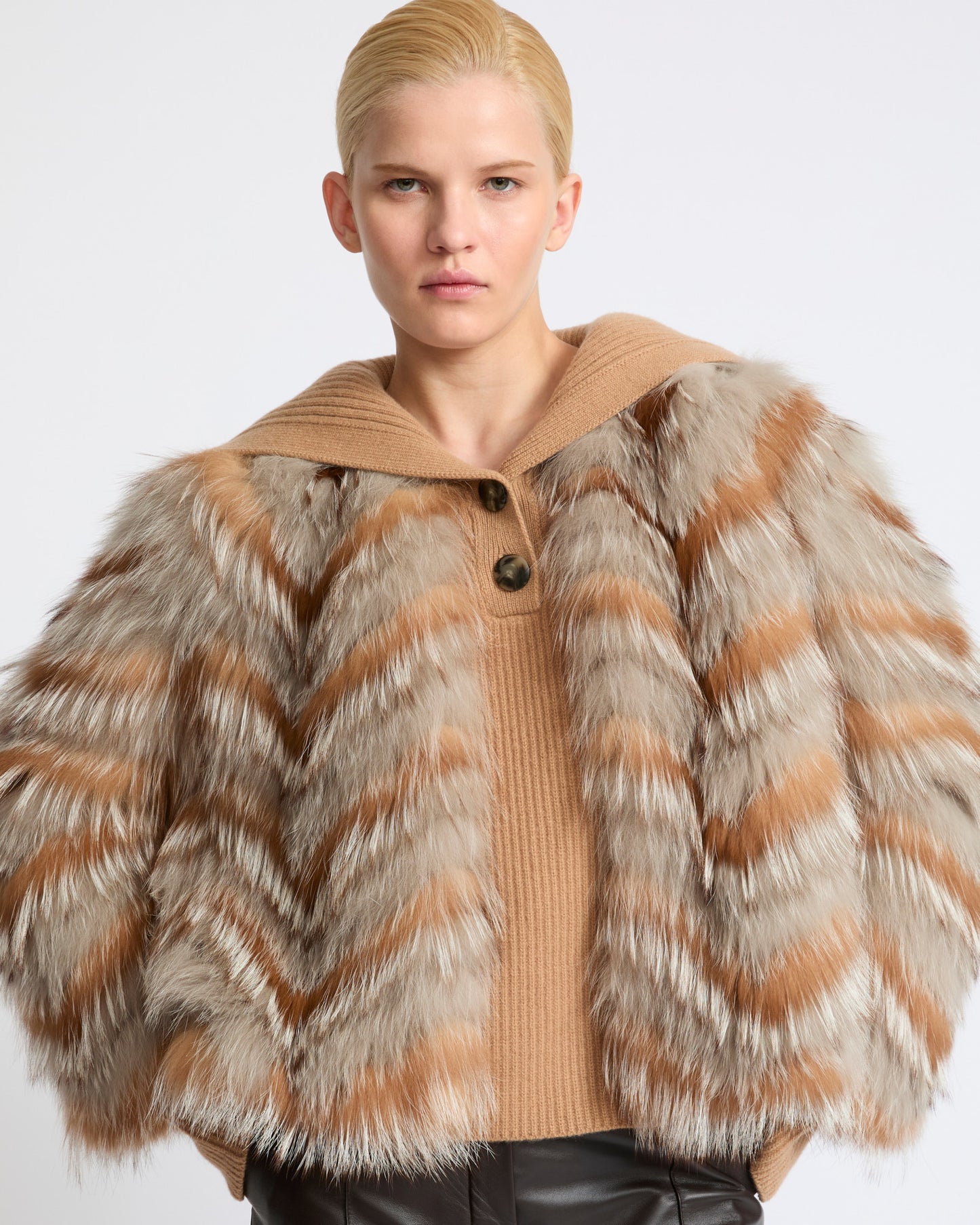 Veste ceinturée en maille mérinos et fourrure de renard- Yves Salomon - Nouvelle collection Automne Hiver