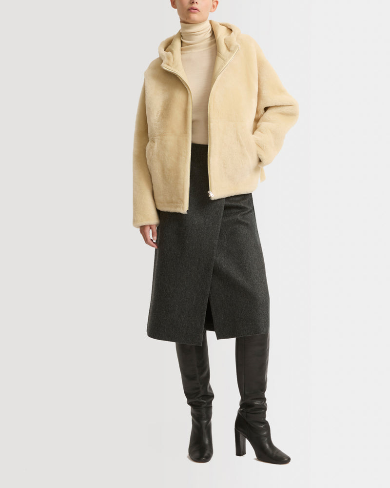 Veste à capuche en peau lainée