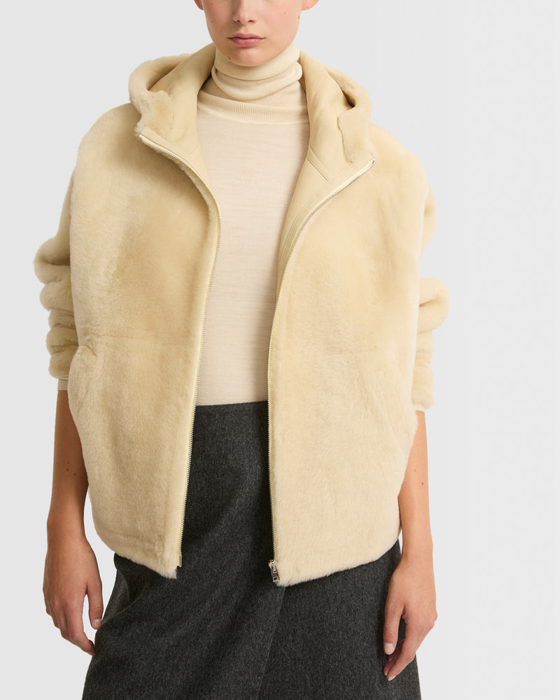 Veste à capuche en peau lainée