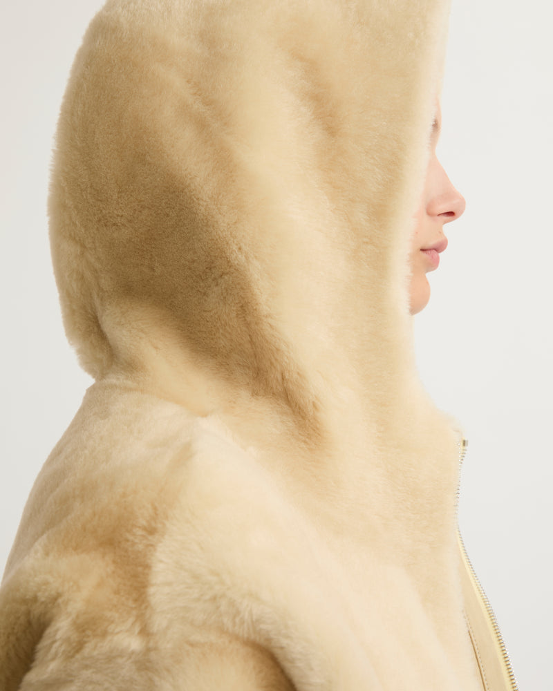 Veste à capuche en peau lainée