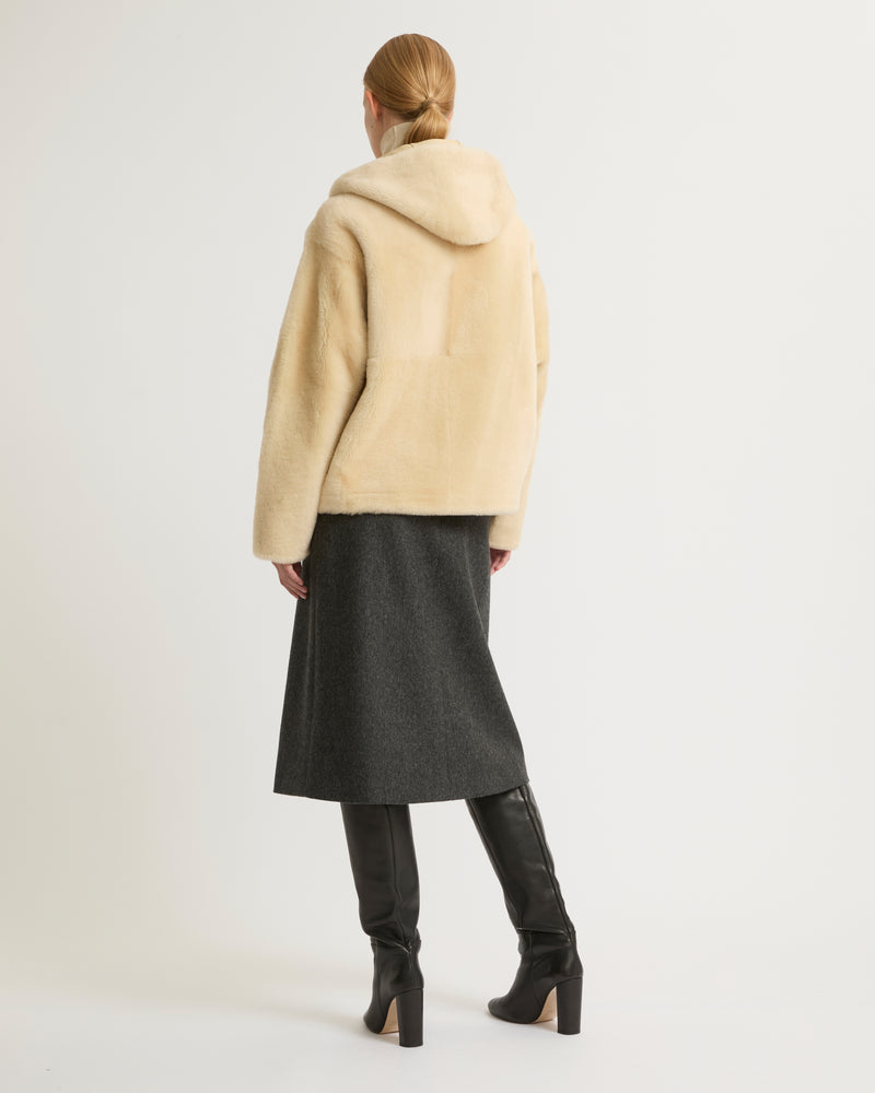 Veste à capuche en peau lainée
