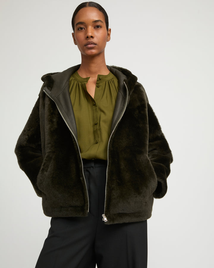 Veste à capuche en peau lainée