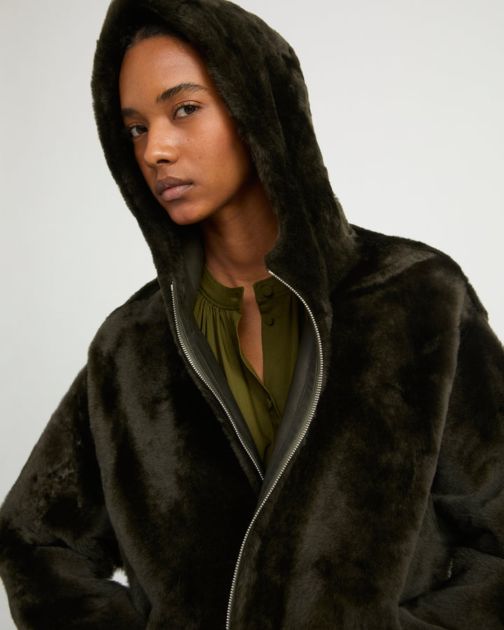 Veste à capuche en peau lainée