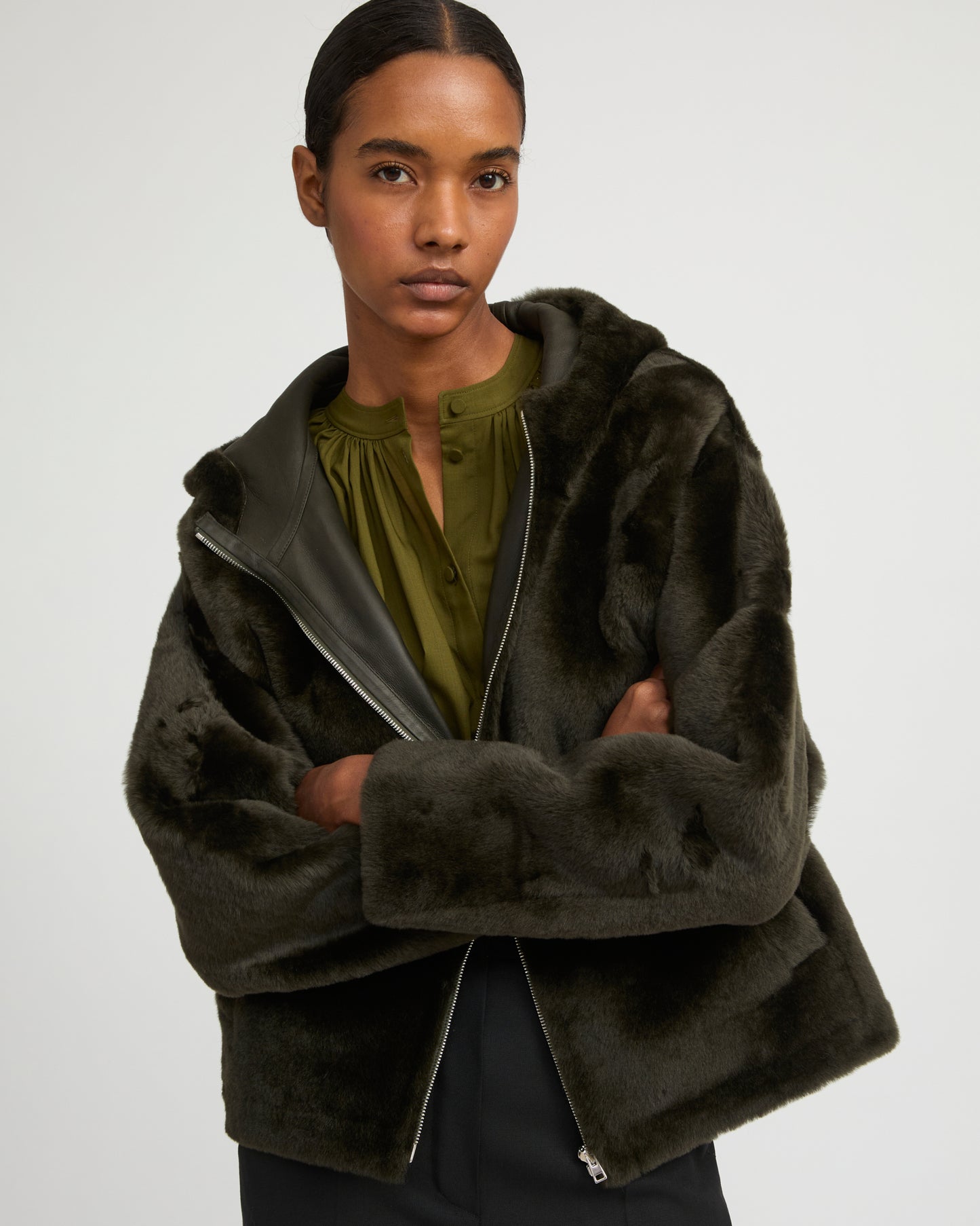 Veste à capuche en peau lainée