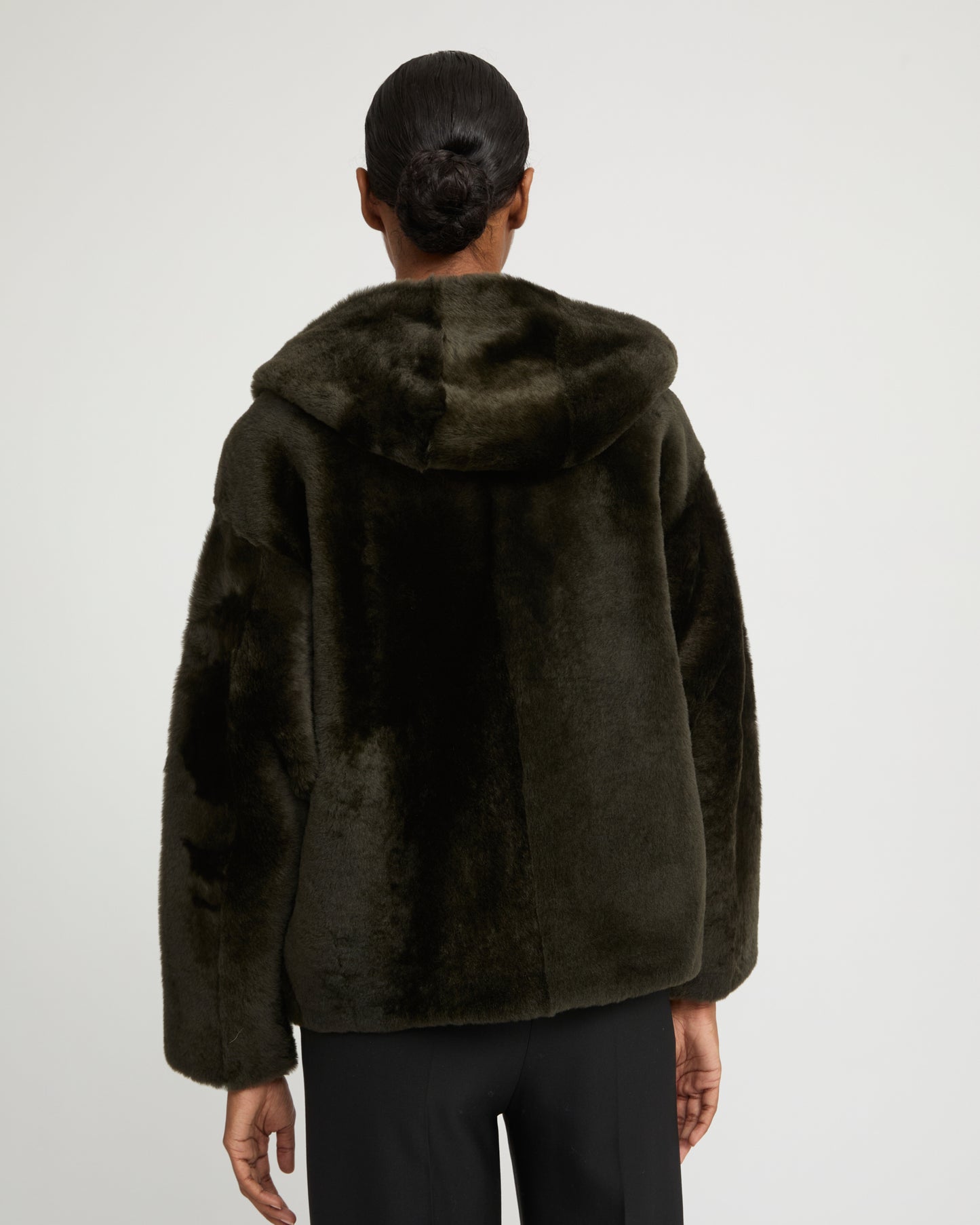 Veste à capuche en peau lainée