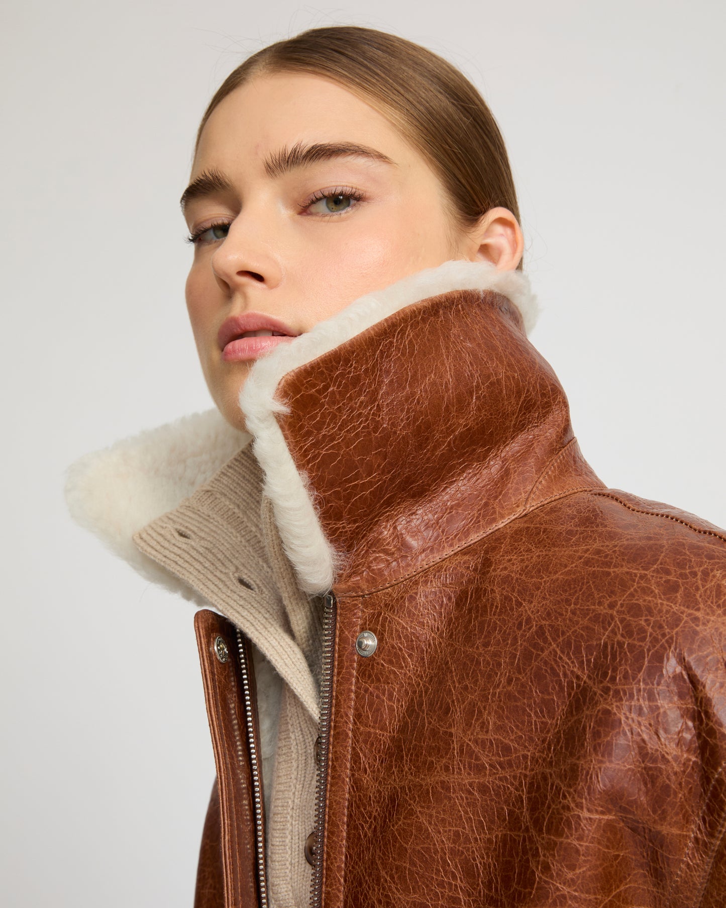 Veste courte en peau lainée d'agneau de Toscane curly avec finition vintage
