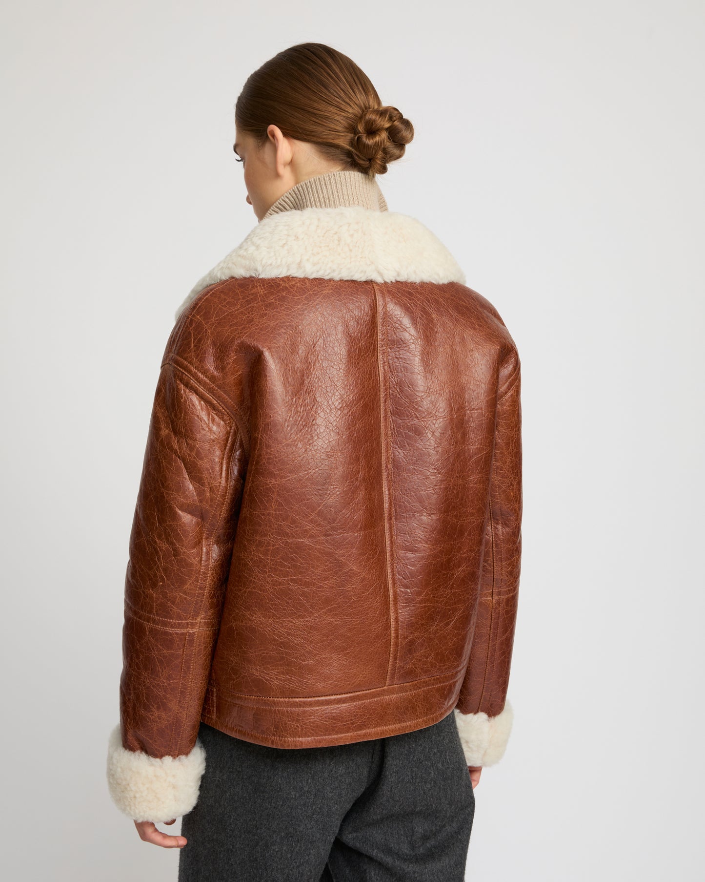 Veste courte en peau lainée d'agneau de Toscane curly avec finition vintage