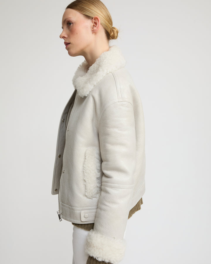 Veste courte en peau lainée d'agneau de Toscane curly avec finition vintage -Yves Salomon