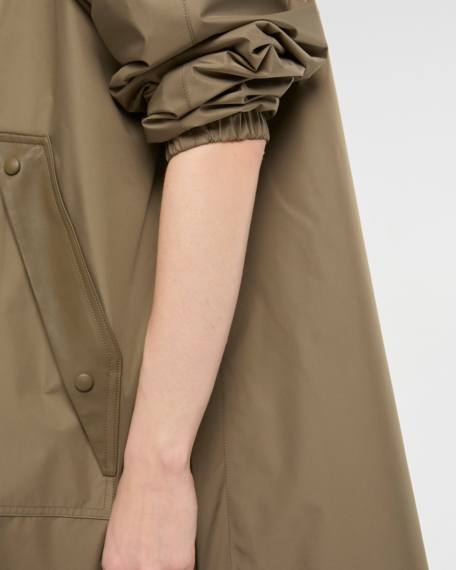 Parka à capuche en tissu technique imperméable -Yves salomon - Nouvelle collection Printemps Été