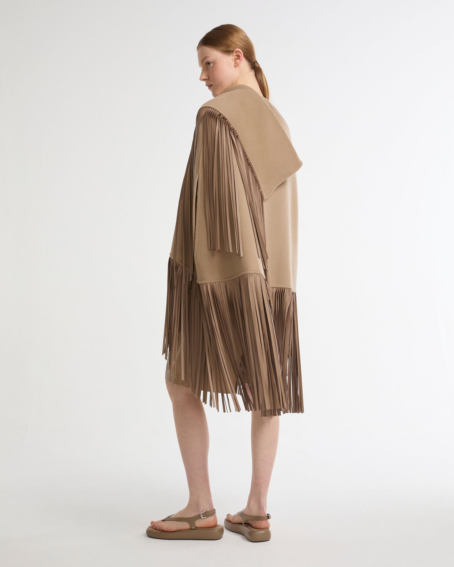 Cape courte asymétrique en lainage cachemire et franges en cuir -Yves salomon - Nouvelle collection Printemps Été