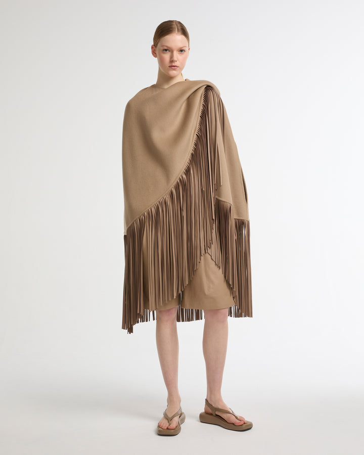 Cape courte asymétrique en lainage cachemire et franges en cuir -Yves salomon - Nouvelle collection Printemps Été