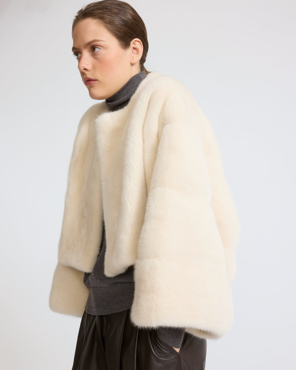 Cape courte en fourrure de vison long poil - Yves Salomon - Nouvelle collection Automne Hiver