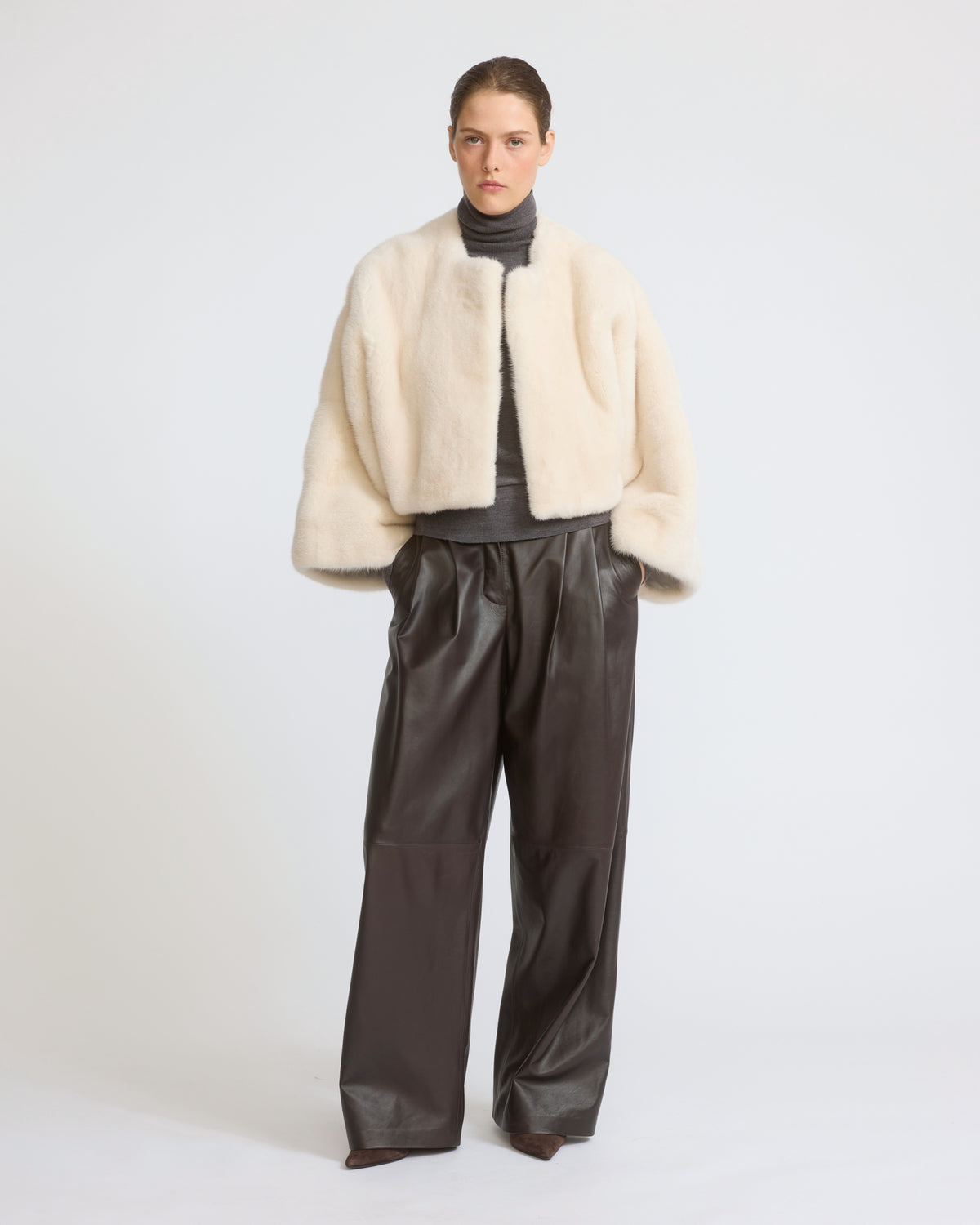 Cape courte en fourrure de vison long poil - Yves Salomon - Nouvelle collection Automne Hiver