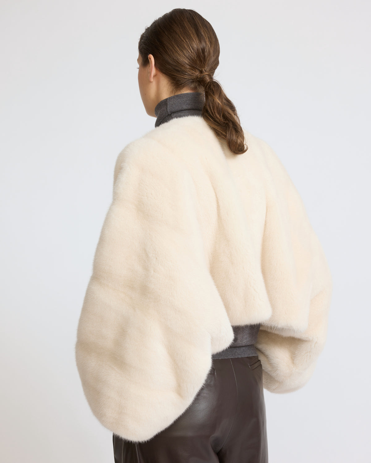 Cape courte en fourrure de vison long poil - Yves Salomon - Nouvelle collection Automne Hiver