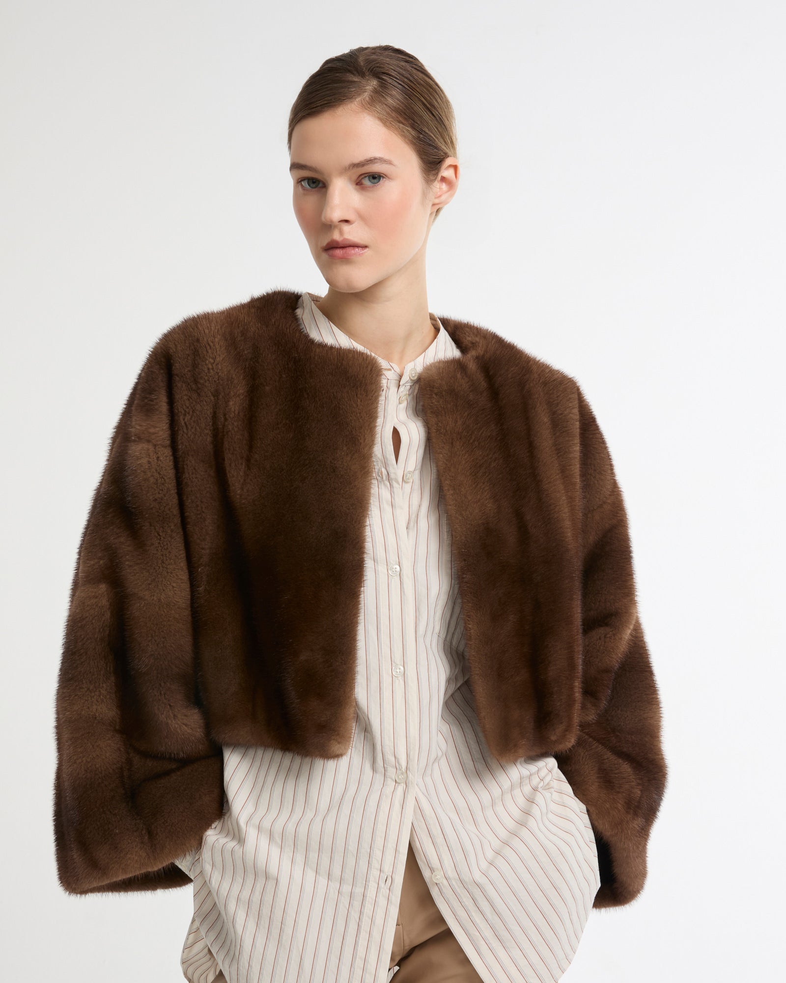 Cape courte en fourrure de vison long poil -Yves salomon - Nouvelle collection Printemps Été