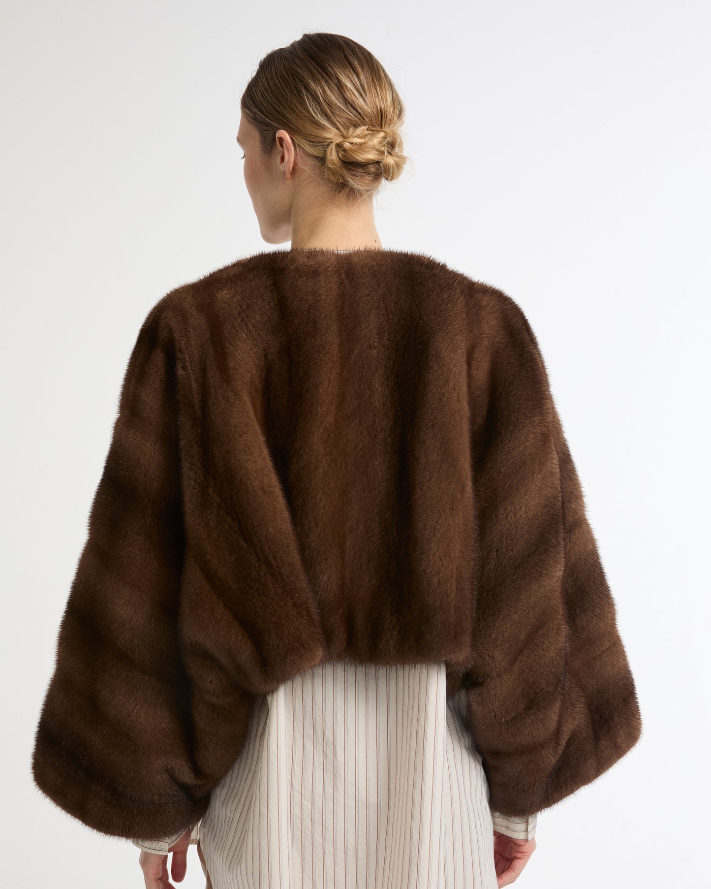 Cape courte en fourrure de vison long poil -Yves salomon - Nouvelle collection Printemps Été