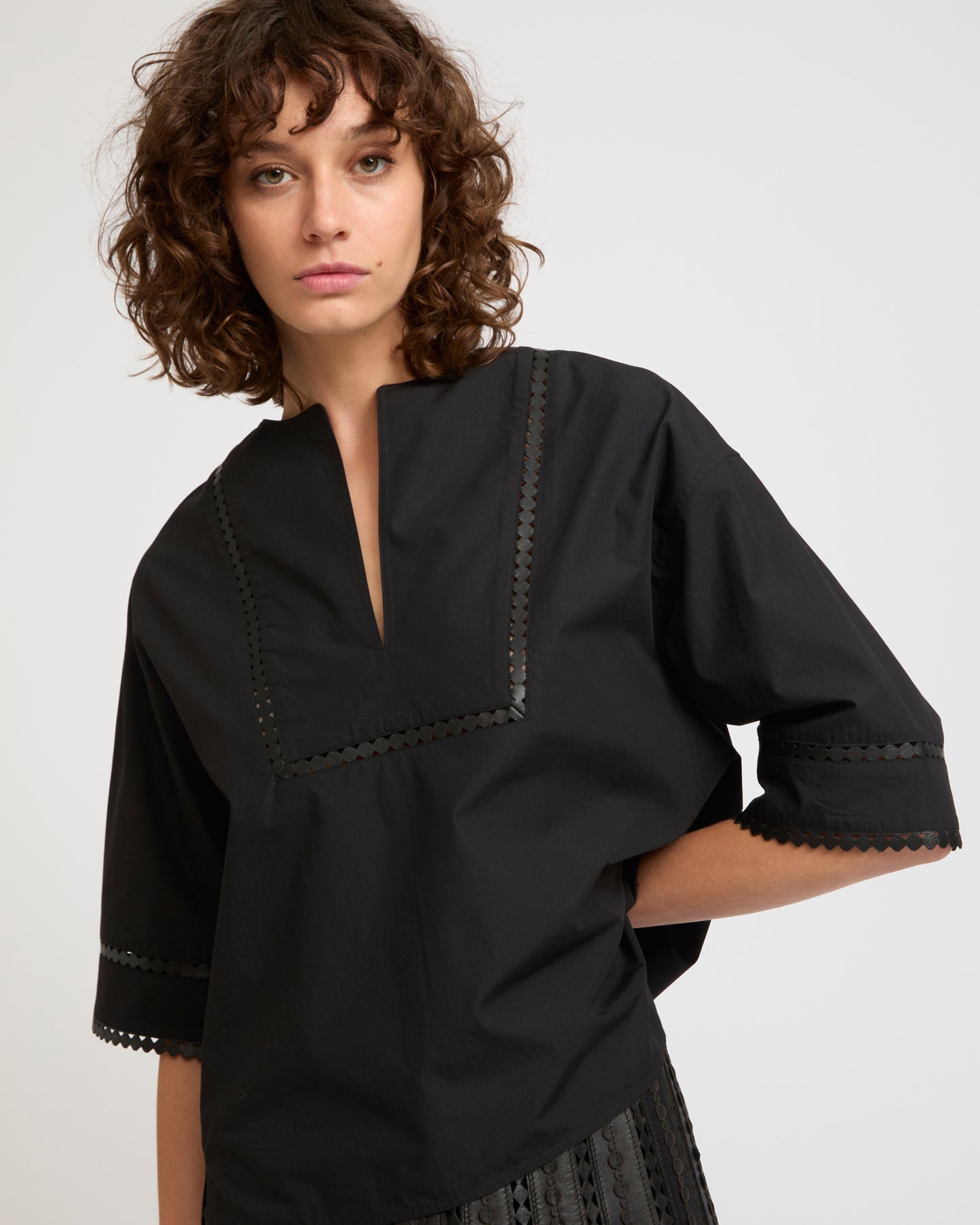 Blouse à manches courtes en popeline de coton et détails cuirs -Yves salomon - Nouvelle collection Printemps Été