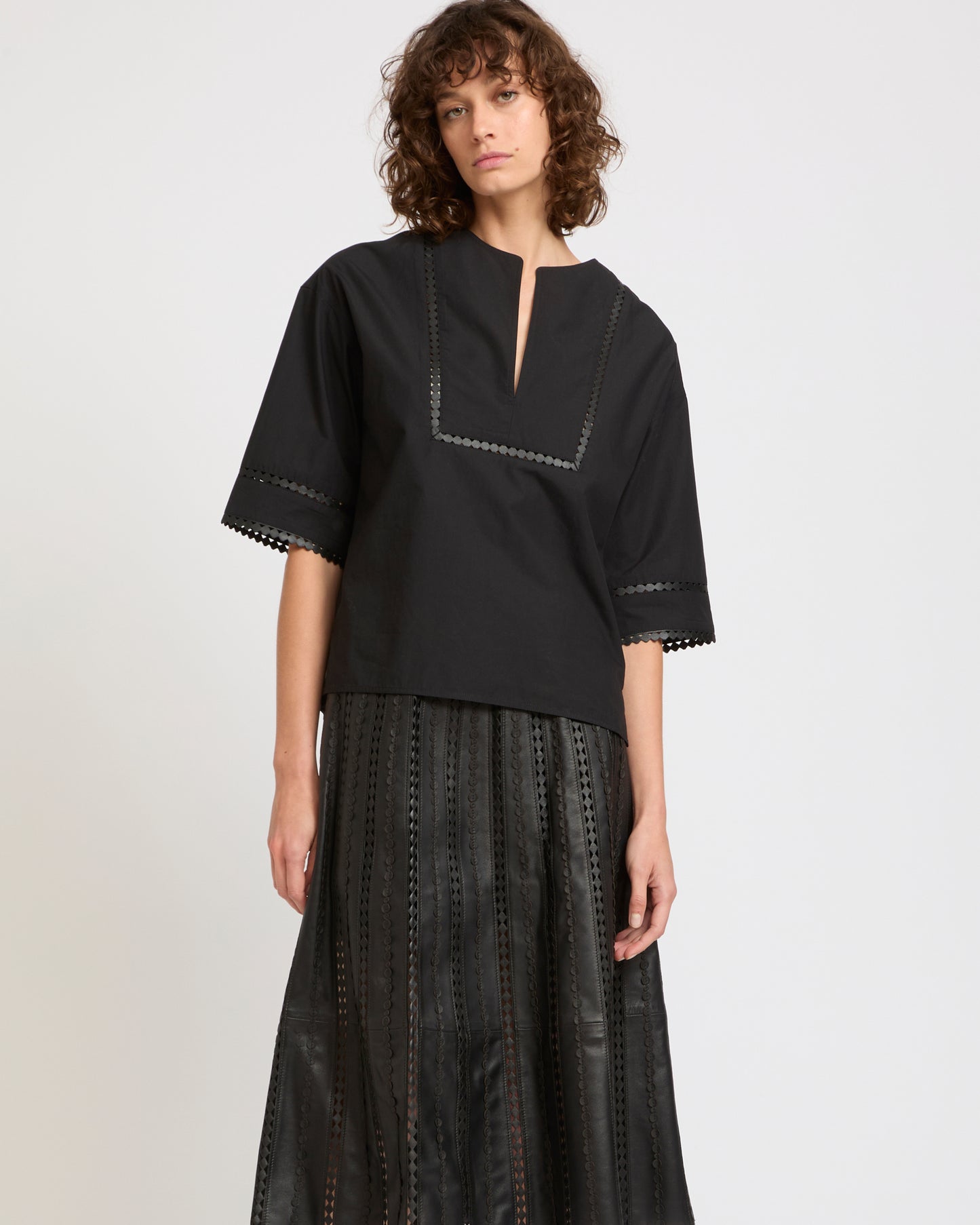 Blouse à manches courtes en popeline de coton et détails cuirs -Yves salomon - Nouvelle collection Printemps Été