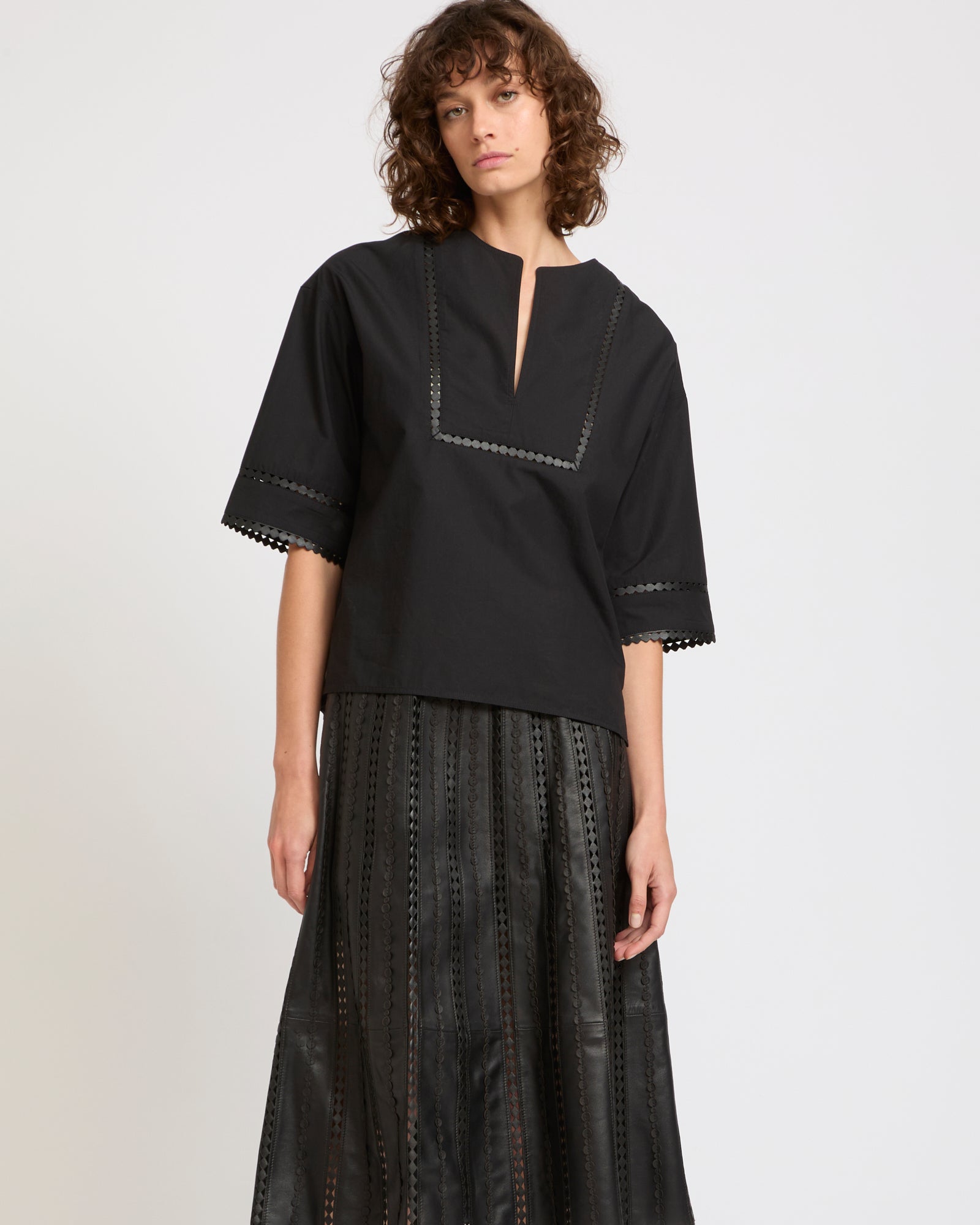 Blouse à manches courtes en popeline de coton et détails cuirs -Yves salomon - Nouvelle collection Printemps Été