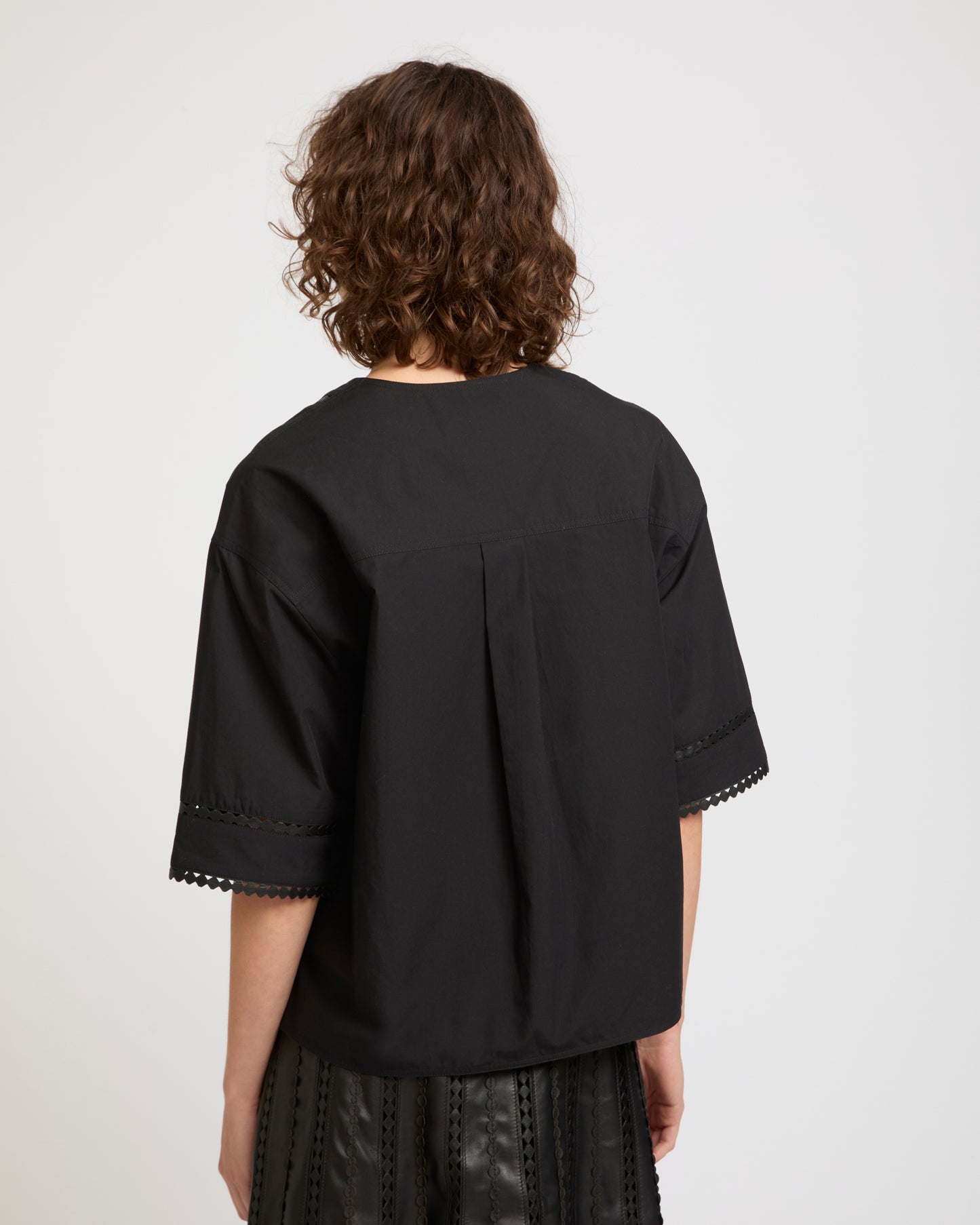 Blouse à manches courtes en popeline de coton et détails cuirs -Yves salomon - Nouvelle collection Printemps Été