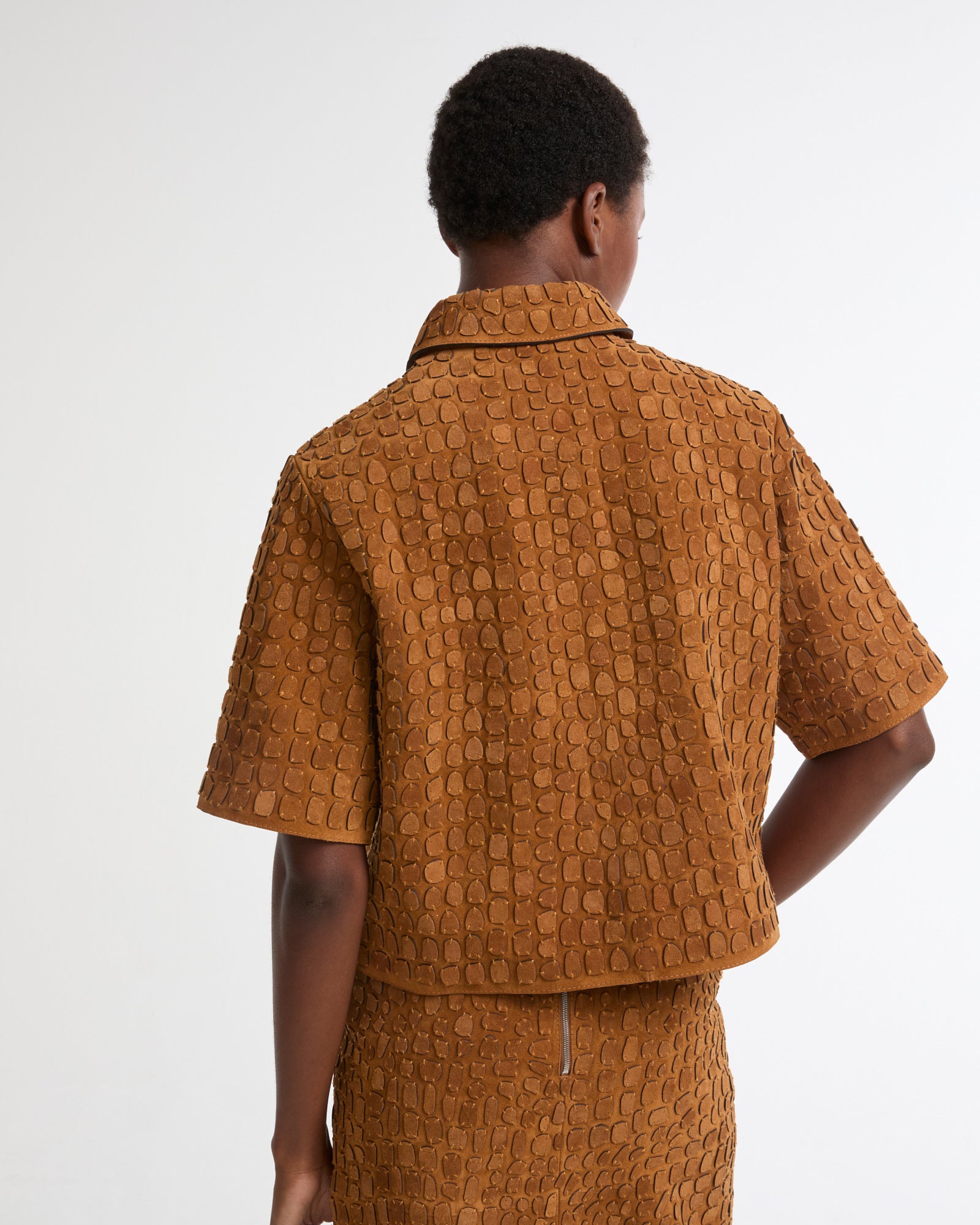 Chemise en veau velours brodée effet crocodile -Yves salomon - Nouvelle collection Printemps Été