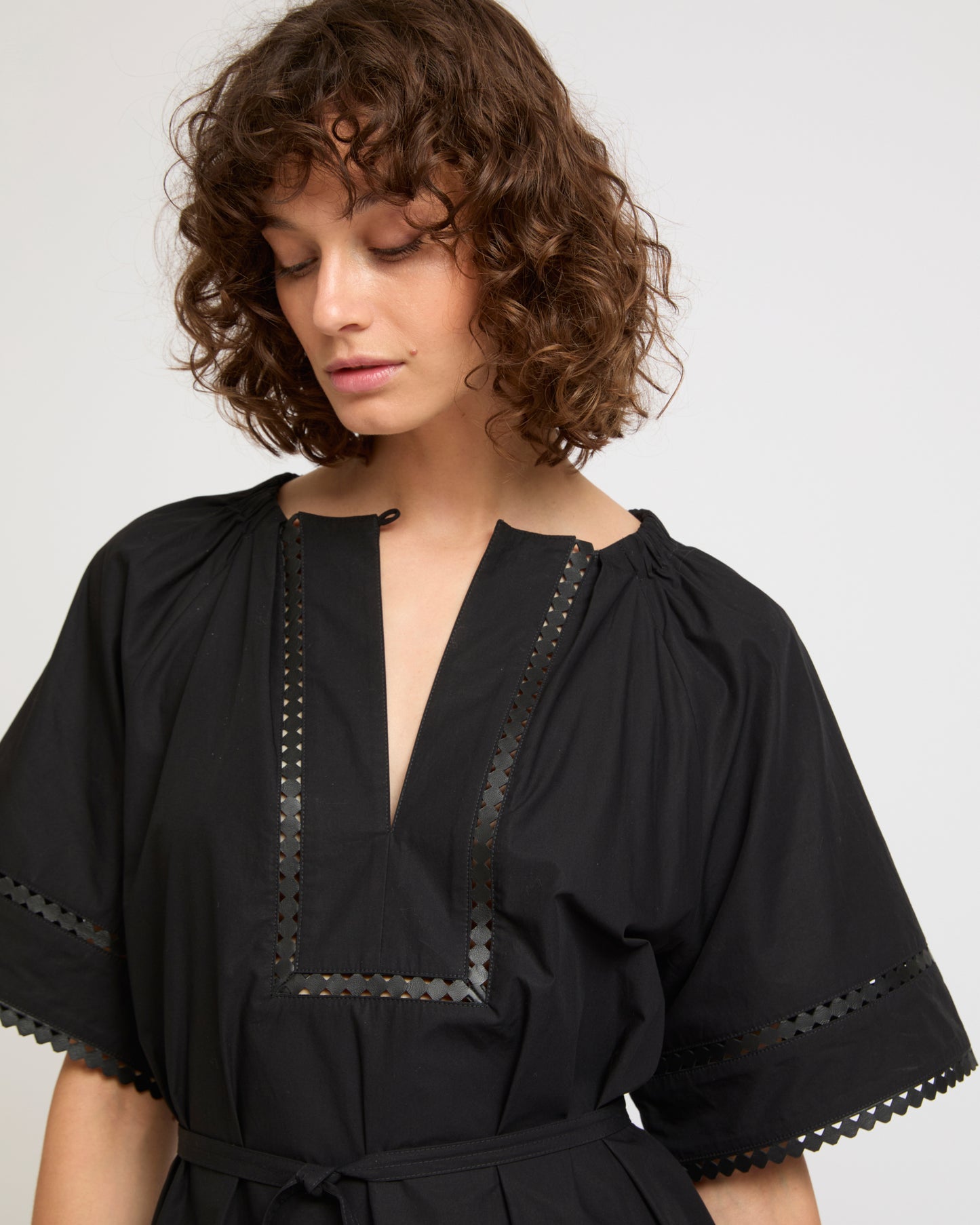 Robe à manches courtes en popeline de coton et détails cuirs -Yves salomon - Nouvelle collection Printemps Été