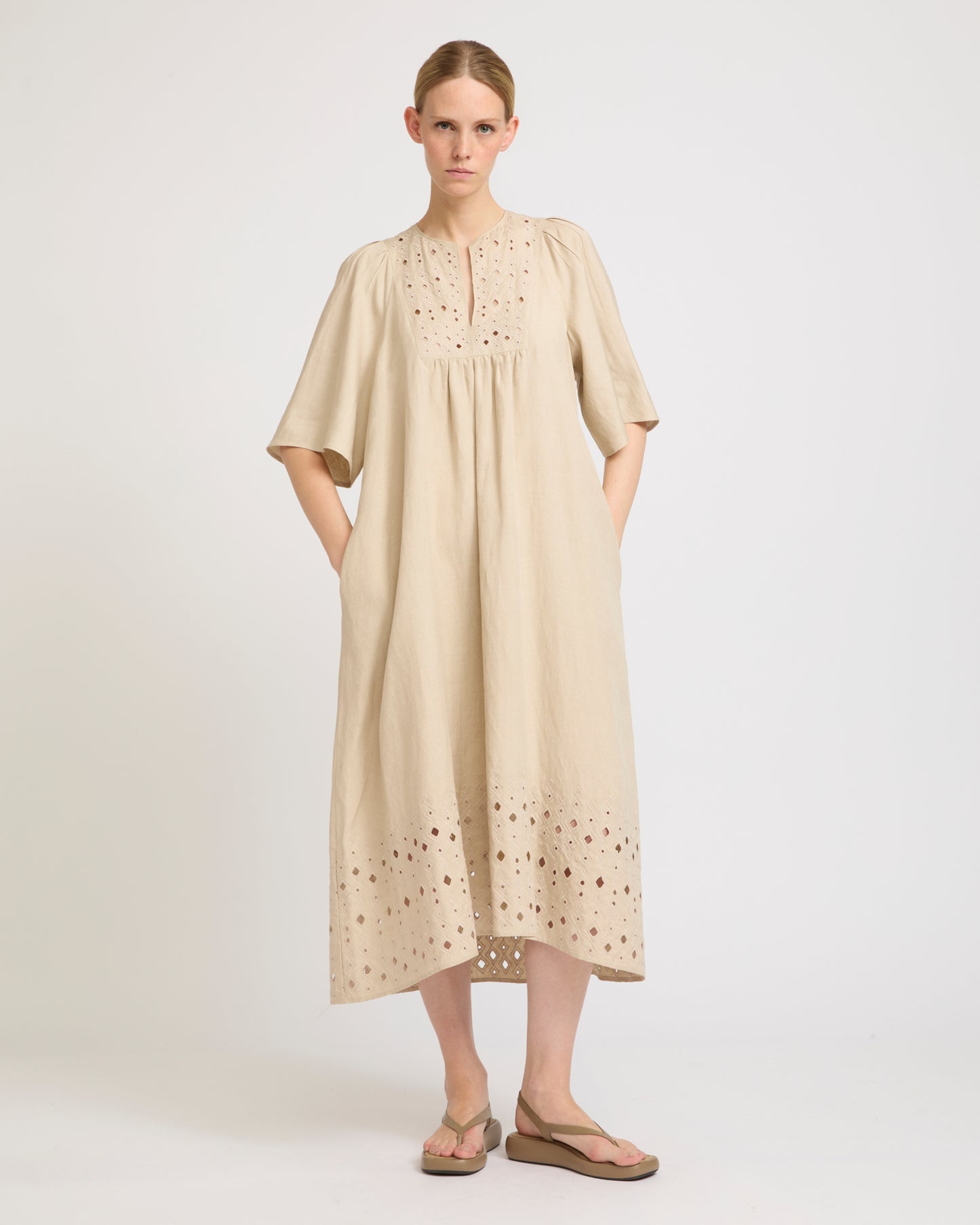 Robe fluide en lin brodé -Yves salomon - Nouvelle collection Printemps Été